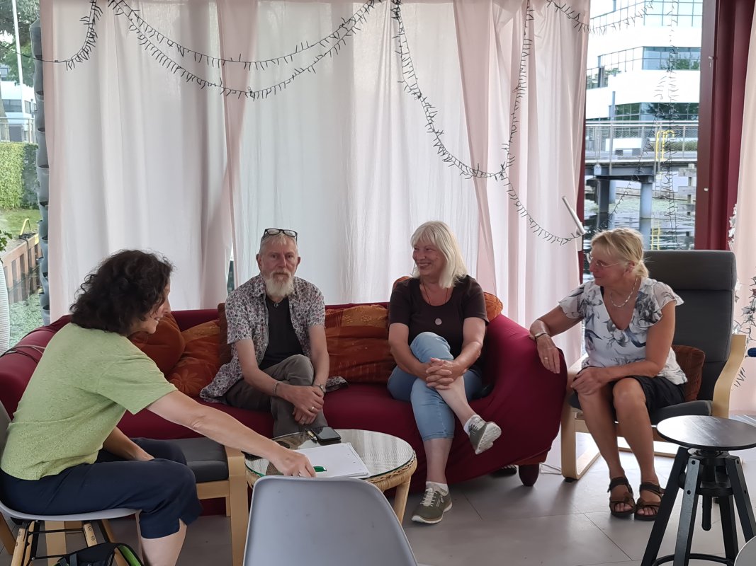 Arbeitsgruppe im Hausboot Anna Spoy